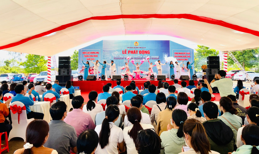Quang cảnh buổi lễ. Ảnh: Lam Nguyên dfebe0f91d93afcdf682.jpg