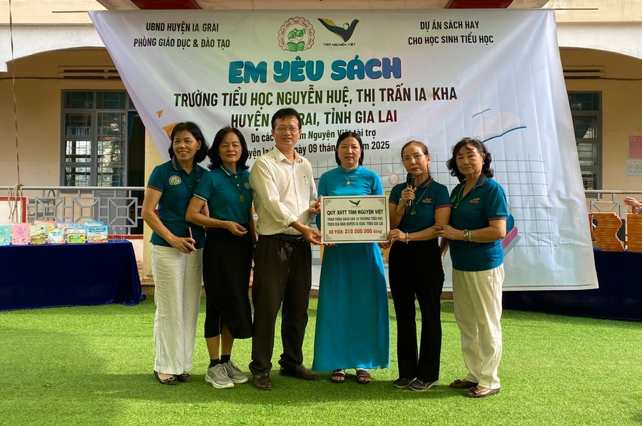 Đại diện Quỹ Tâm Nguyện Việt trao kinh phí trang bị sách cho các đơn vị trường Tiểu học trên địa bàn huyện Ia Grai. Ảnh: Phương Lộc dai-dien-quy-tam-nguyen-viet-trao-tang-kinh-phi-trang-bi-sach-cho-cac-don-vi-truong-tieu-hoc-tren-dia-ban-huyen-ia-grai.jpg