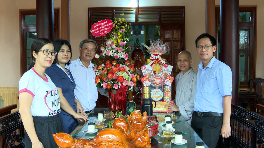 Đoàn công tác tặng quà chùa Phước Sơn, xã Nghĩa Hòa. Ảnh: Bùi Đại pd5.jpg