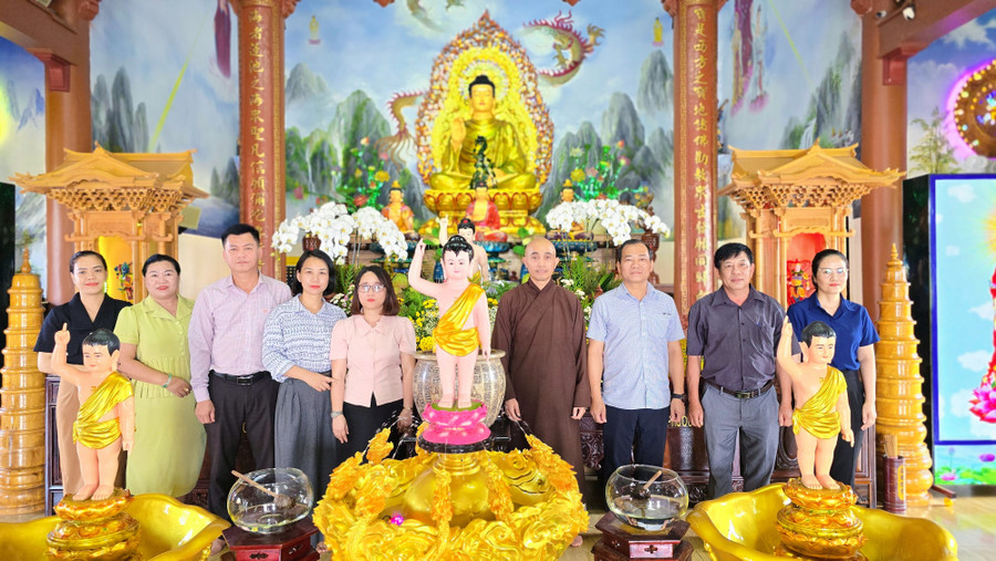 Đoàn công tác của Chủ tịch UBND TP. Pleiku Đoàn Hữu Dũng đến thăm, chúc mừng chùa Bửu Hải (phường Ia Kring) nhân dịp Đại lễ Phật Đản 2569. Ảnh: Bá Bính anh-3.jpg