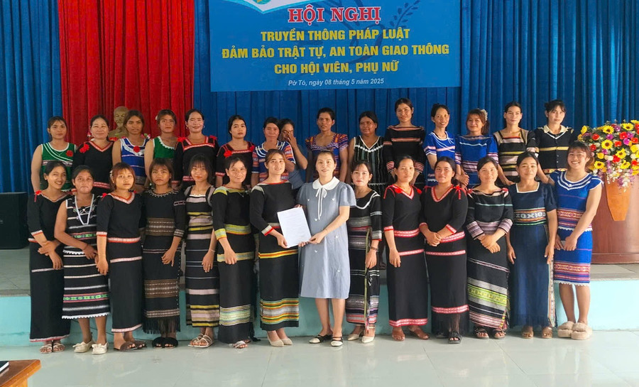 Ra mắt Câu lạc bộ “Gia đình hội viên, phụ nữ có trách nhiệm trong thực hiện an toàn giao thông”. Ảnh: Như Loan 4.jpg