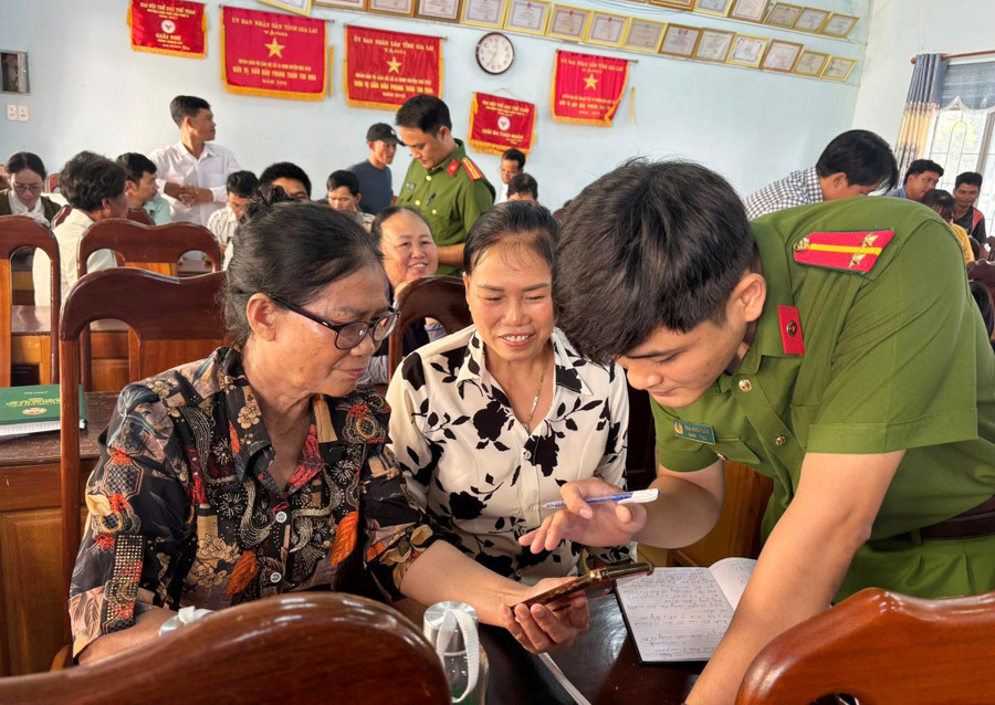 Người dân được hướng dẫn cài đặt, tích hợp sổ sức khỏe điện tử trên ứng dụng VNeID. Ảnh: K.P luc-luong-cong-an-huong-dan-cai-dat.jpg