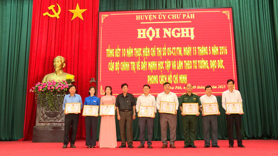 Các tập thể, cá nhân tiêu biểu trong học tập và làm theo tư tưởng, đạo đức, phong cách Hồ Chí Minh được biểu dương tại hội nghị. Ảnh: Bùi Đại b1e12bdbef4a5d14045b.jpg