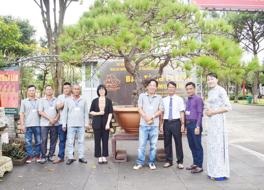 Phó Chủ tịch UBND tỉnh Nguyễn Thị Thanh Lịch chụp ảnh lưu niệm cùng các thành viên CLB Bonsai Gia Lai. Ảnh: Mai Đào c56f90a810c59b9bc2d4.jpg