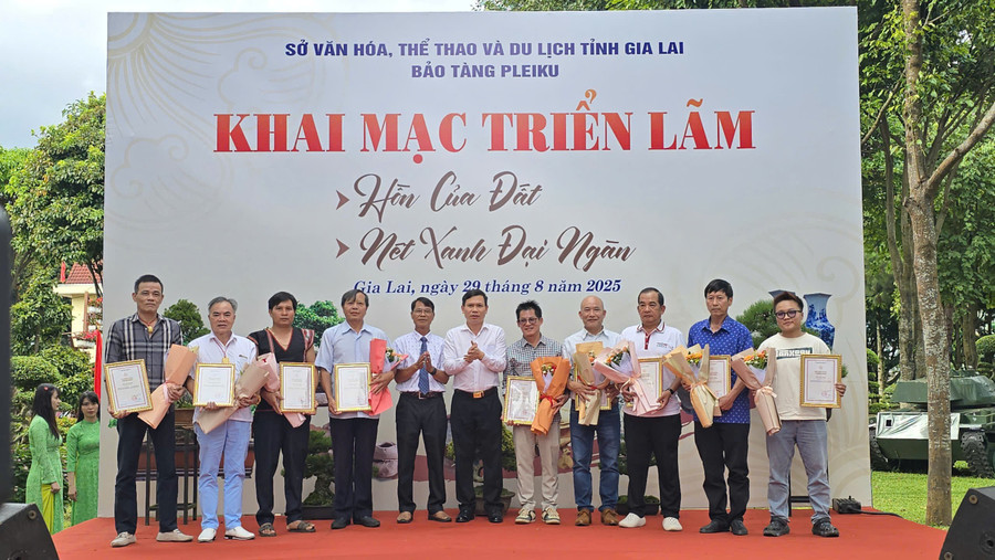 Ban tổ chức tặng hoa và giấy chứng nhận cho các nhà sưu tập. Ảnh: Bá Bính 21ada9f52598aec6f789.jpg