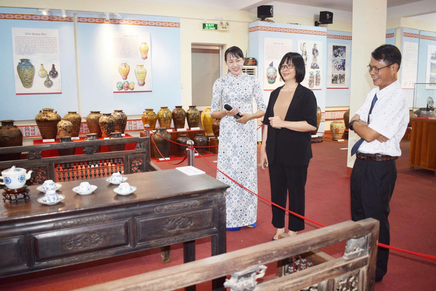 Phó Chủ tịch UBND tỉnh Nguyễn Thị Thanh Lịch tham quan Triển lãm gốm “Hồn của đất”. Ảnh: Mai Đào 4a7d6ac3e6ae6df034bf.jpg