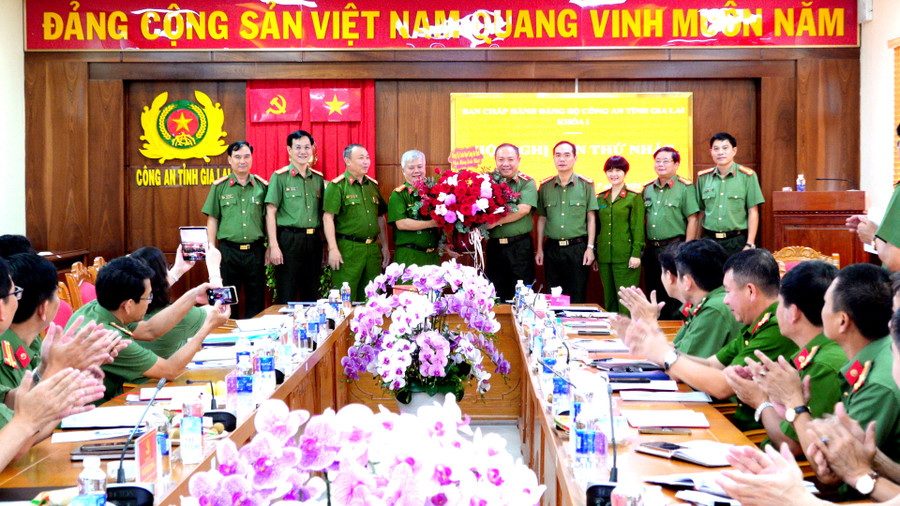 Thiếu tướng Lê Quang Nhân chúc mừng các đồng chí tham gia Ban Thường vụ, Ban Chấp hành Đảng bộ Công an tỉnh. Ảnh: Minh Ngọc thieu-tuong-le-quang-nhan-chuc-mung-cac-dong-chi-lanh-dao-cong-an-tinh-tham-gia-ban-thuong-vu-ban-chap-hanh-dang-bo-cong-an-tinh.jpg