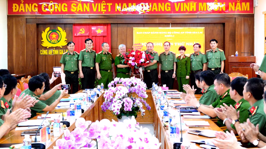 thieu-tuong-le-quang-nhan-chuc-mung-cac-dong-chi-lanh-dao-cong-an-tinh-tham-gia-ban-thuong-vu-ban-chap-hanh-dang-bo-cong-an-tinh.jpg