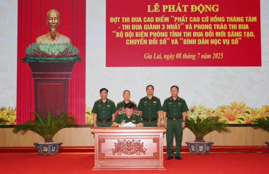 Các đơn vị ký kết giao ước thi đua. Ảnh: Quốc Vinh imgp1337-6137.jpg