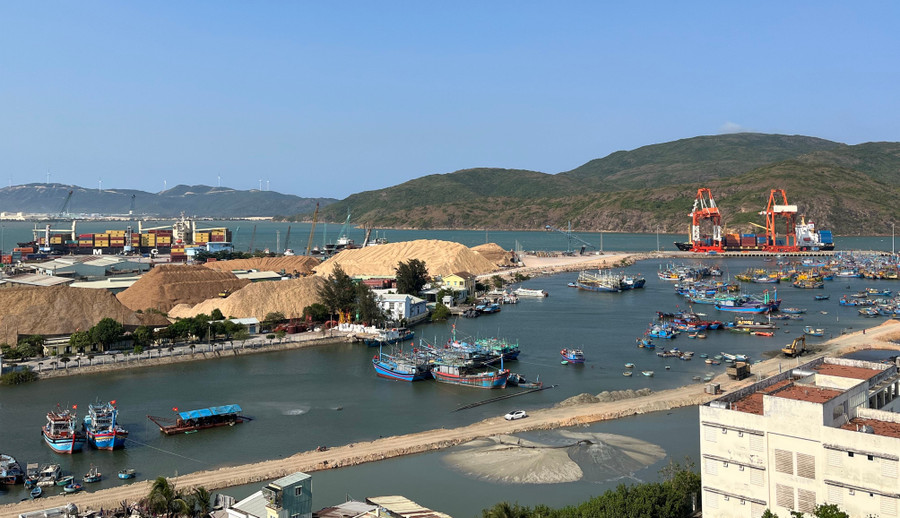 Tăng cường kết nối hệ thống cao tốc với sân bay, cảng biển và triển khai hệ thống đường sắt tốc độ cao, đường sắt đô thị là một trong những giải pháp nhằm phát triển kinh tế-xã hội. Ảnh: P.V img-6487.jpg