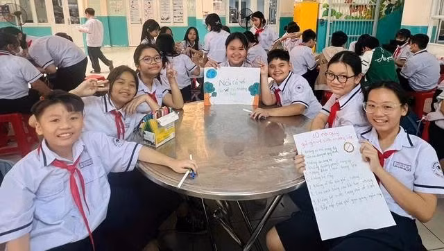 TP.HCM vừa thông qua chính sách về hỗ trợ học phí cho học sinh. Ảnh minh họa tiết học mỹ thuật của học sinh Trường THCS Nguyễn Du Q.1, TP.HCM)