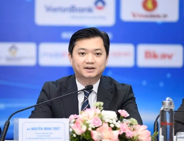 Anh Nguyễn Minh Triết trao đổi thông tin tại buổi họp báo