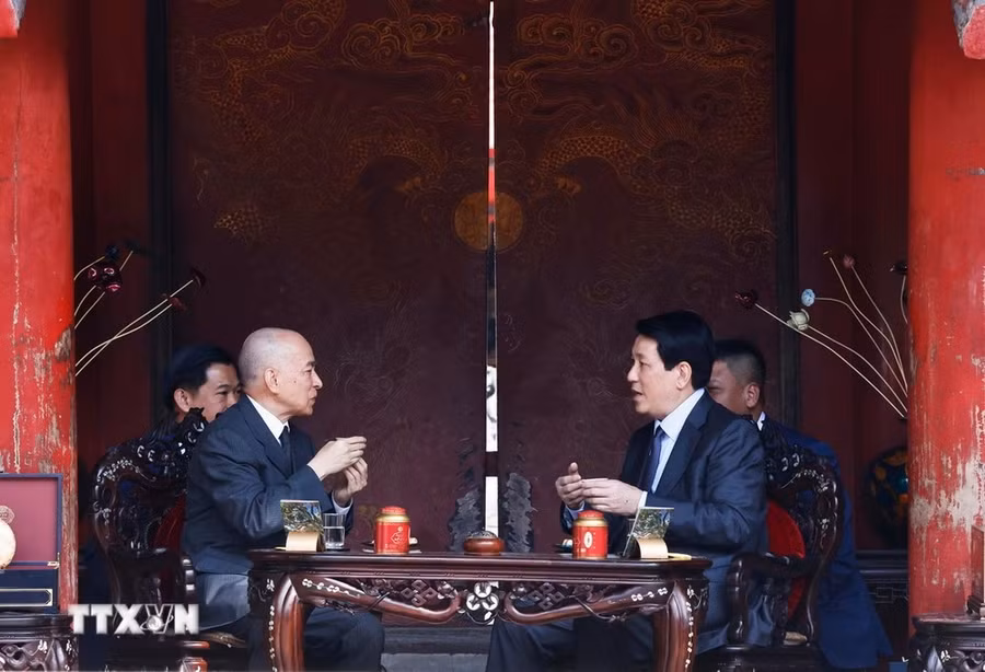 Chủ tịch nước Lương Cường và Quốc vương Campuchia Norodom Sihamoni thưởng thức trà Việt Nam tại Văn Miếu-Quốc Tử Giám. (Ảnh: Lâm Khánh/TTXVN)