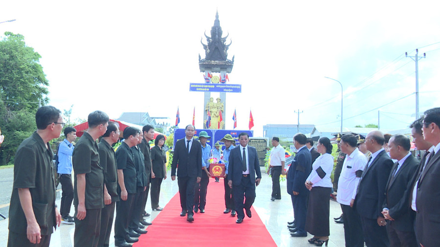 Lãnh đạo tỉnh Preah Vihear tiễn các liệt sĩ về nước. Ảnh: Đ.B lanh-dao-tinh-preah-vihear-tien-cac-liet-sy-ve-nuoc.jpg