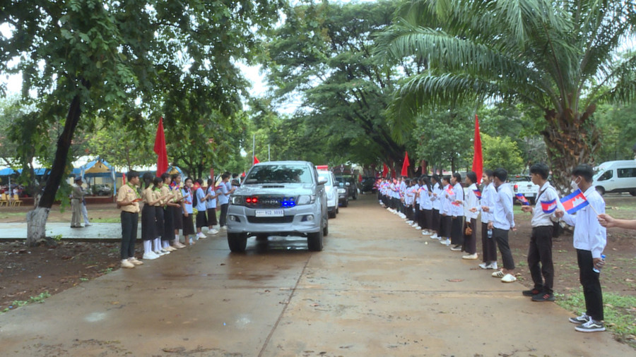 Các em học sinh tỉnh Ratanakiri vẫy chào từ biệt các liệt sĩ. Ảnh: Đ.B cac-em-hoc-sinh-tinh-ratanakiri-vay-chao-tu-biet-cac-liet-sy.jpg