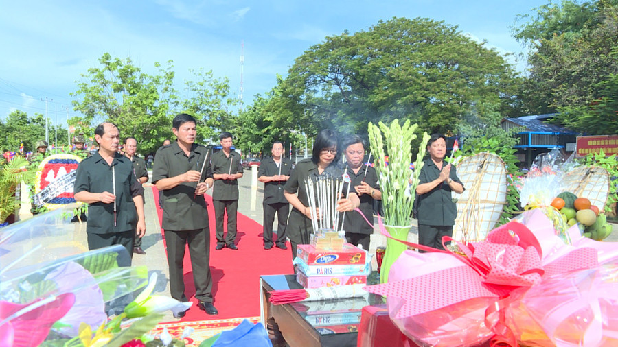 Ban Chuyên trách tỉnh Gia Lai dâng hương tưởng niệm các liệt sĩ. Ảnh: Đ.B ban-chuyen-trach-tinh-gia-lai-dang-huong-tuong-niem-cac-liet-sy.jpg