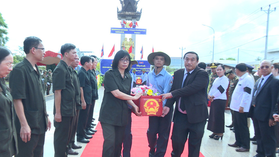 Ban Chuyên trách 2 tỉnh Gia Lai và Preah Vihear tiễn các liệt sĩ về nước. Ảnh: Đ.B ban-chuyen-trach-2-tinh-gia-lai-va-preah-vihear-tien-cac-liet-sy-ve-nuoc.jpg