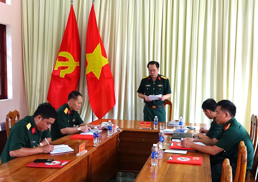 Quang cảnh cuộc họp. Ảnh: Hán Văn Cháng hinh-anh-thieu-ta-nguyen-quoc-phong-pho-vien-truong-vien-ksqs-khu-vuc-52-truong-doan-cong-bo-quyet-dinh-ke-hoach-kiem-sat-truc-tiep.jpg