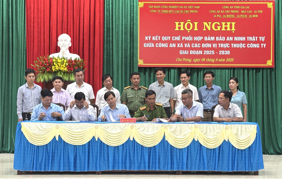 Đại diện Công ty và Công an các xã ký kết quy chế phối hợp đảm bảo an ninh trật tự. Ảnh: H.Đ.T cong-an-cac-xa-ky-ket-chuong-trinh-phoi-hop-voi-cac-doi-san-xuat-cua-cong-ty-tnhh-mtv-cao-su-chuprong-9499.jpg