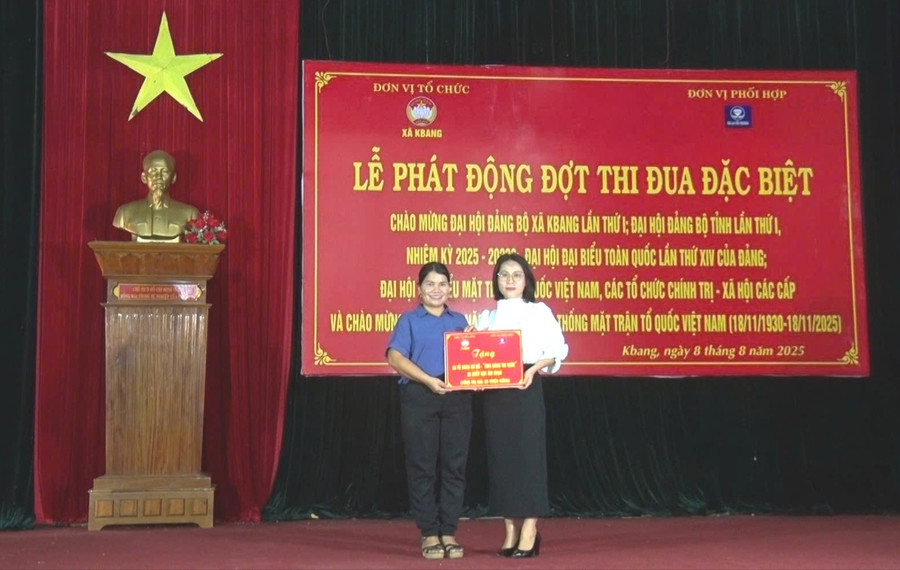 Bà Phan Thị Mai-Chủ nhiệm Câu lạc bộ Gia Lai yêu thương tặng 3 tủ sách cho Ủy ban MTTQ xã với tổng trị giá 15 triệu đồng. Ảnh: Hữu Nở canh-trao-bang-tu-sach-tuong-trung-4716.jpg
