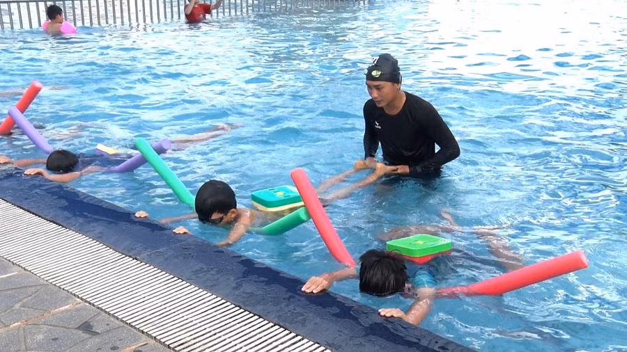 huan-luyen-vien-dang-huong-dan-cho-cac-em-ky-nang-boi-va-phong-chong-duoi-nuoc.jpg