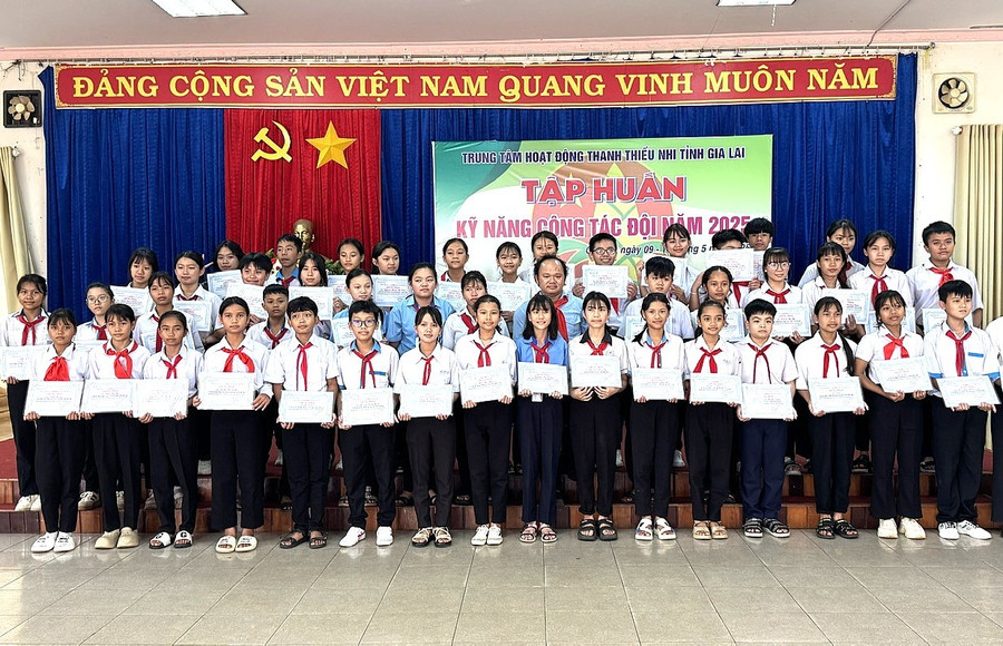 Ban tổ chức trao giấy chứng nhận hoàn thành khóa học cho 46 em cán bộ chỉ huy Đội. Ảnh: H.Đ.T trao-giay-chung-nhan-cho-46-em-hoan-thanh-lop-tap-huan-ky-nang-cong-tac-doi-nam-2025.jpg
