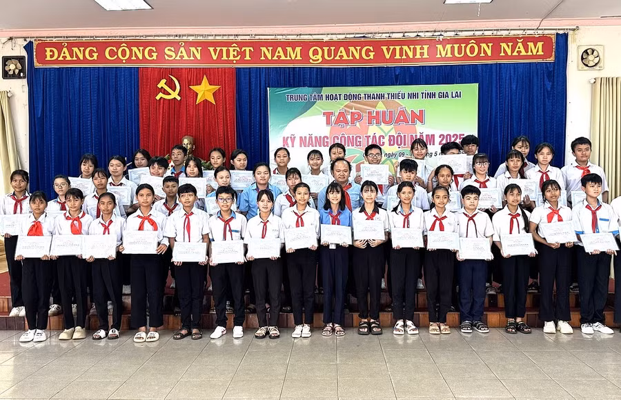 trao-giay-chung-nhan-cho-46-em-hoan-thanh-lop-tap-huan-ky-nang-cong-tac-doi-nam-2025.jpg