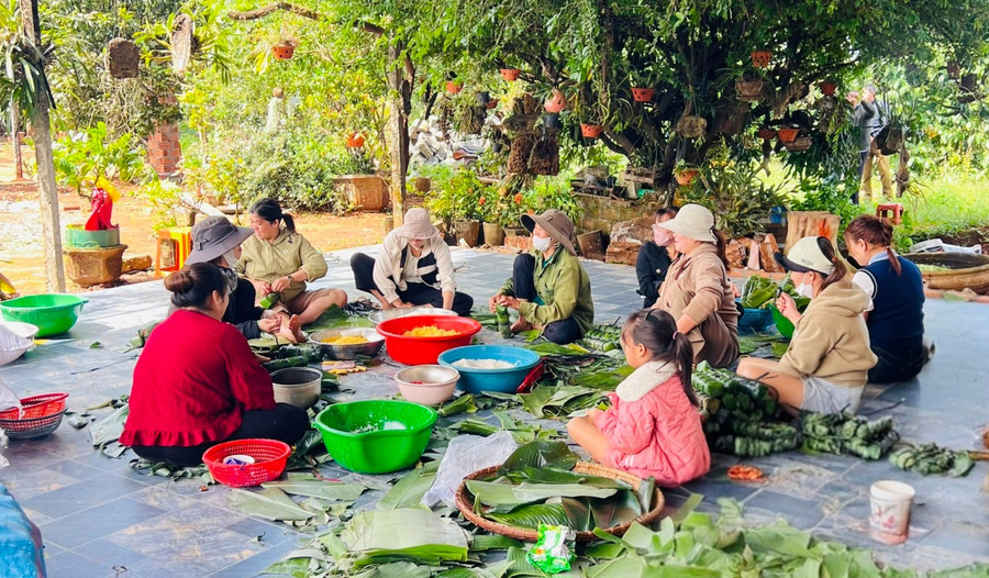 nhan-dan-xa-gao-chung-tay-goi-banh-chung-banh-tet-gui-ba-con-vung-lu.jpg