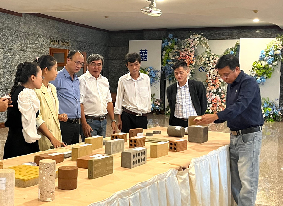 Các đại biểu tham quan khu vực trưng bày các sản phẩm, mẫu vật liên quan đến công nghệ Polymer khoáng vô cơ. Ảnh: Hòa Giang img-2199.jpg