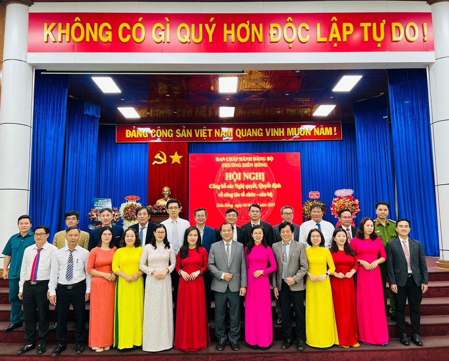 Đồng chí Đoàn Hữu Dũng (hàng trước, thứ 7 từ trái sang) được chỉ định làm Bí thư Đảng ủy phường Diên Hồng. Ảnh: PV e3a881d1cbba5beec37160c380e5e266.jpg