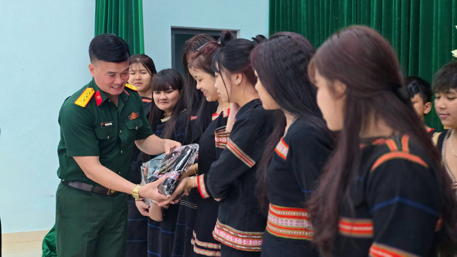 Lữ đoàn Công binh 280 trao tặng bộ trang phục truyền thống cho các em thiếu nhi thuộc CLB bảo tồn âm nhạc dân gian Tây Nguyên thuộc phường Đống Đa. Ảnh: Bá Bính anh-4.jpg