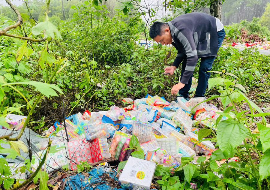 Nhiều loại bánh kẹo bị vứt bỏ phần lớn có bao bì được in bằng tiếng nước ngoài. Ảnh: K.P nhung-bao-tai-co-chua-banh-keo-do-choi-do-thanh-dong-doc-2-ben-truong-sa.jpg