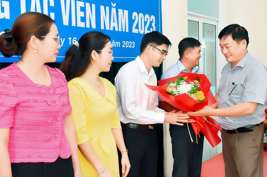 Tổng Biên tập Báo Gia Lai Huỳnh Kiên tặng giấy khen cho các cộng tác viên tích cực. Ảnh: Đức Thụy 60f0e55d-6dc0-457d-b185-b4619b0efa24.jpg