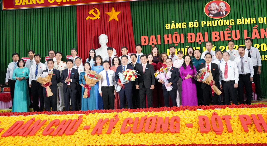 Ban Chấp hành Đảng bộ phường Bình Định ra mắt Đại hội. Ảnh: N.H a5.jpg