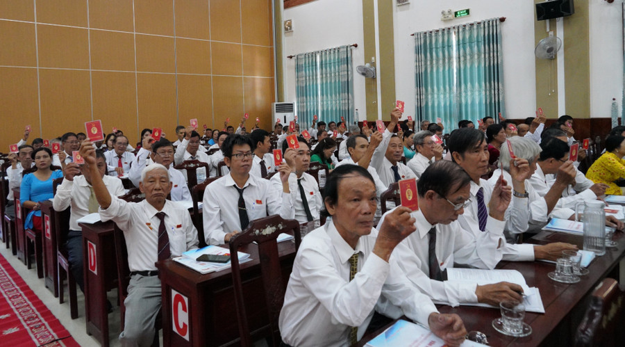Đại biểu biểu quyết thông qua Nghị quyết Đại hội. Ảnh: N.H a3.jpg