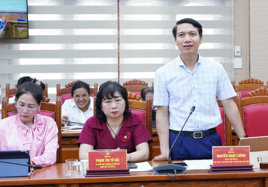 Phó Bí thư Tỉnh ủy, Chủ tịch Ủy ban MTTQ Việt Nam tỉnh Nguyễn Ngọc Lương phát biểu cho biết, nhằm hỗ trợ người dân thực hiện các thủ tục hành chính, các cấp bộ Đoàn trên địa bàn tỉnh đã thành lập 143 “tổ công nghệ số” và “tổ bình dân học vụ số" với hơn 2.251 đoàn viên, thanh niên tham gia. Ảnh: N.H a4.jpg