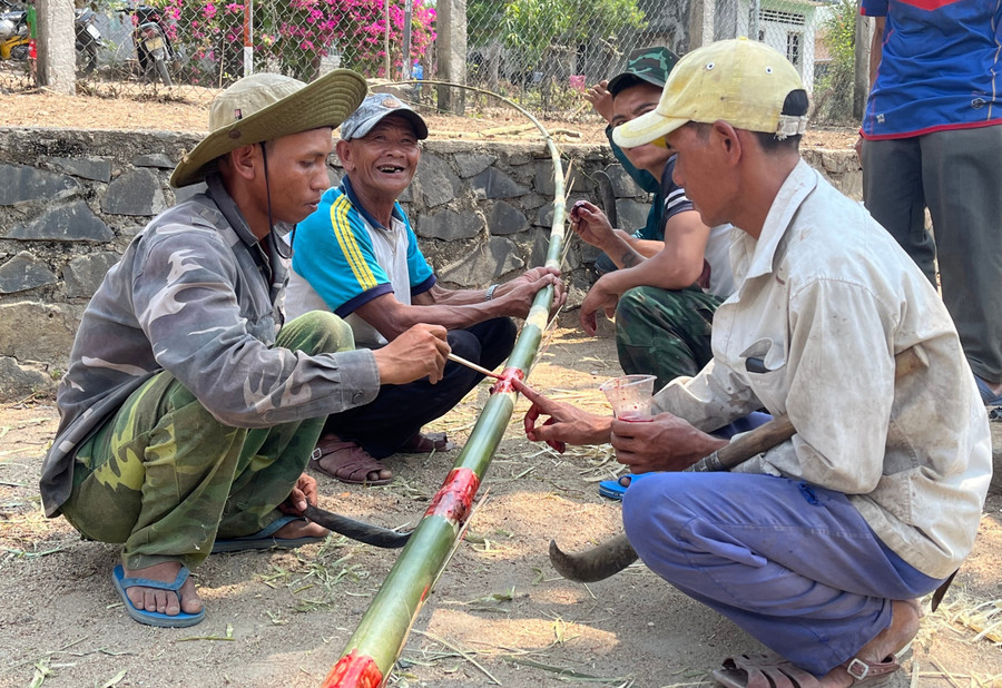 Màu đỏ là một trong những màu cơ bản được dùng để trang trí cây nêu. Ảnh: P.V tempimageeyu6yn-3448.jpg