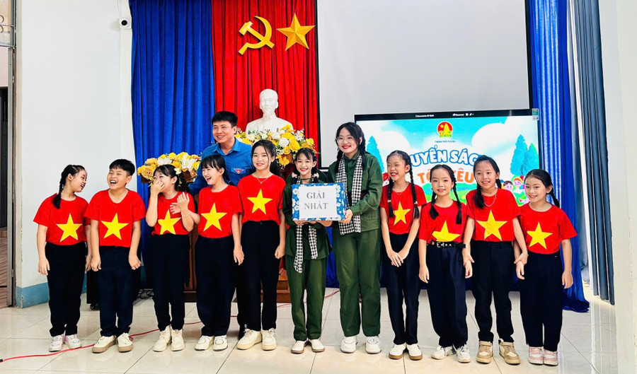 Ban Tổ chức trao giải nhất cho Cụm thi đua số 5 với phần thuyết trình về tác phẩm “10 cô gái Ngã ba Đồng Lộc”. Ảnh: Bá Bính anh-3.jpg