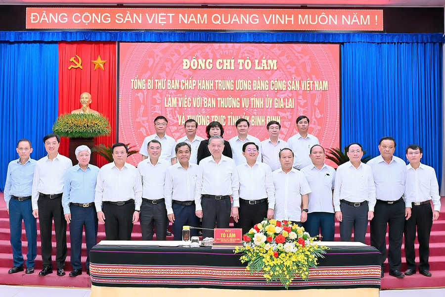 Tổng Bí thư Tô Lâm (hàng đầu, thứ 7 từ trái sang) chụp hình với Ban Thường vụ Tỉnh ủy Gia Lai và Thường trực Tỉnh ủy Bình Định cùng lãnh đạo ban, bộ, ngành. Ảnh: Đ.T dt.jpg
