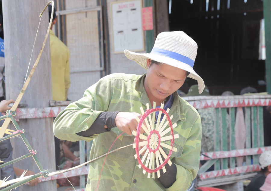 Biểu tượng mặt trời được tạo thành bởi những sợi lạt chẻ mỏng đan gài xen kẽ tạo nên một hình tròn với nhiều tia tỏa ra xung quanh. Ảnh: P.V img-0434.jpg