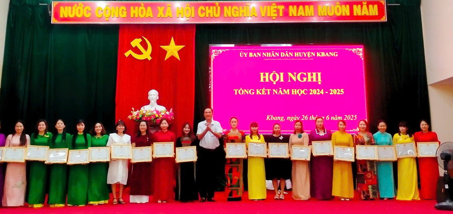 Chủ tịch UBND huyện Kbang tặng danh hiệu “Chiến sĩ thi đua” cấp cơ sở cho các cá nhân đạt thành tích xuất sắc trong phong trào thi đua yêu nước năm học 2024-2025. Ảnh: Hồng Hạnh tang-danh-hieu-chien-sy-thi-dua-co-so-chao-cac-can-bo-giao-vien.jpg