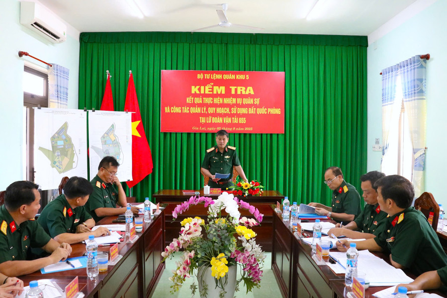 Thiếu tướng Lê Ngọc Hải làm việc với Lữ đoàn Vận tải 655. Ảnh: Thành Phúc hinh-4.jpg