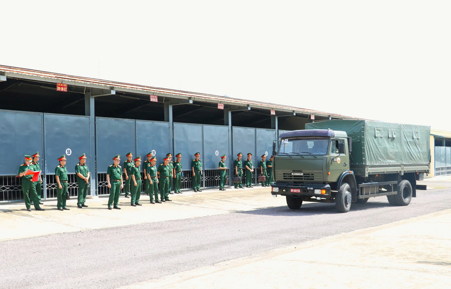 Đoàn công tác Quân khu 5 kiểm tra các phương tiện vận tải sẳn sàng thực hiện nhiệm vụ khi có lệnh của cấp trên tại Lữ đoàn Vận tải 655. Ảnh: Thành Phúc hinh-2.jpg