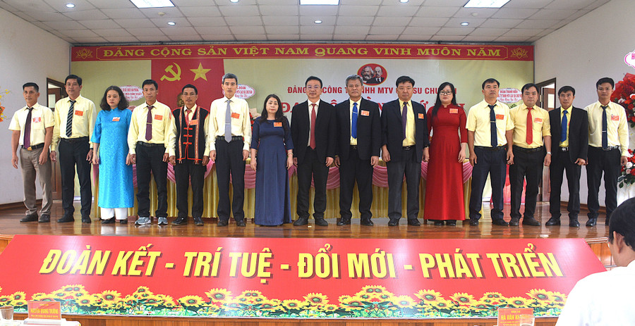 Ban Chấp hành Đảng bộ Công ty TNHH một thành viên Cao su Chư Păh ra mắt tại đại hội. Ảnh: Hà Đức Thành ban-chap-hanh-dang-bo-cong-ty-tnhh-mtv-cao-su-chu-pah-nhiem-ky-2025-2030-ra-mat.jpg