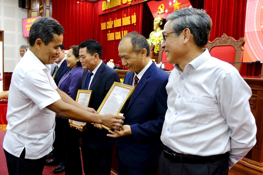Bí thư Tỉnh ủy trao quyết định nghỉ hưu theo chế độ cho các đồng chí. Ảnh: A.H img-2872.jpg