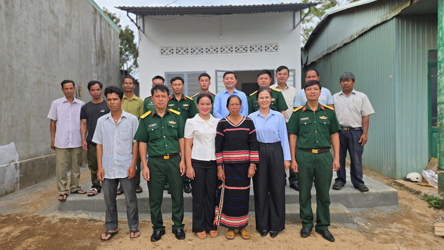 Các đại biểu chụp hình lưu niệm tại buổi lễ trao nhà. Ảnh: Bá Bính anh-3.jpg