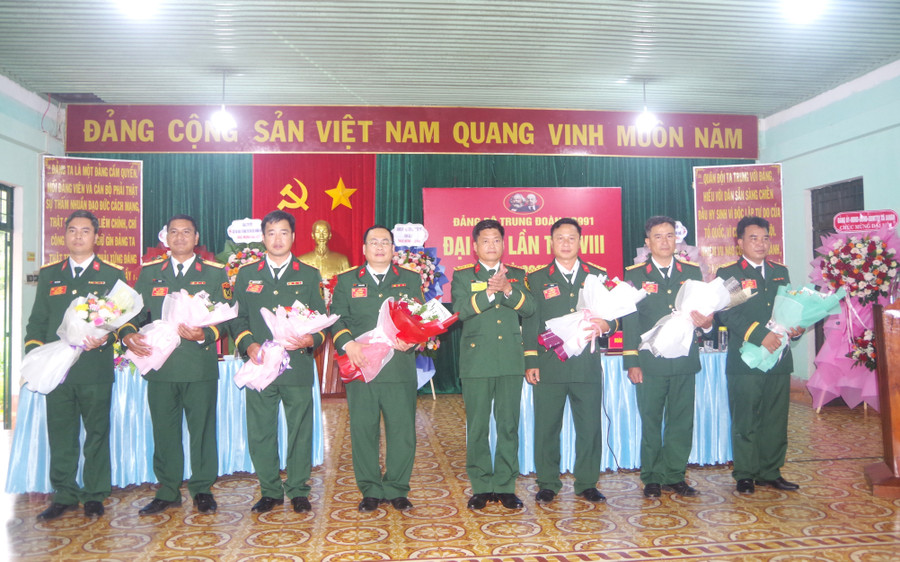Đại tá Phạm Văn Đạt-Phó Chính ủy Bộ Chỉ huy Quân sự tỉnh tặng hoa chúc mừng Ban chấp hành Đảng bộ ra mắt Đại hội. Ảnh: Huy Bắc anh-5.jpg