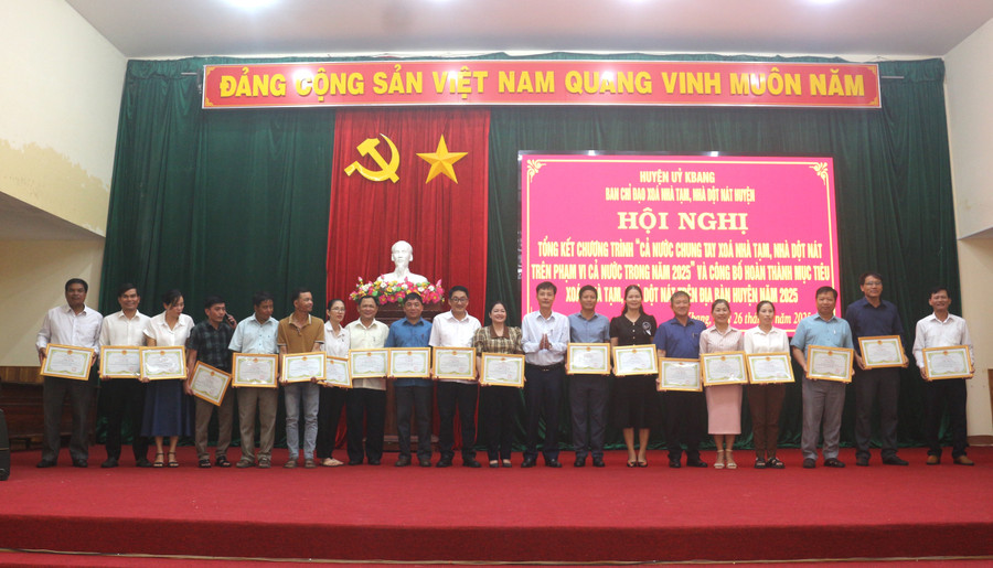 Chủ tịch UBND huyện tặng giấy khen cho các cá nhân xuất sắc trong phong trào chung tay xóa nhà tạm, nhà dột nát. Ảnh: Hà Duyệt 2.jpg