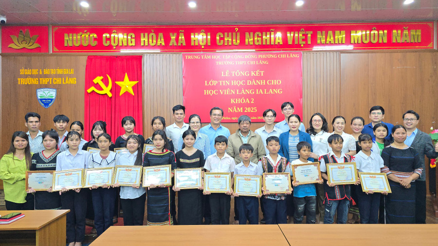 Đại biểu và các em học sinh chụp hình lưu niệm tại buổi lễ tổng kết. Ảnh: Bá Bính anh-4.jpg