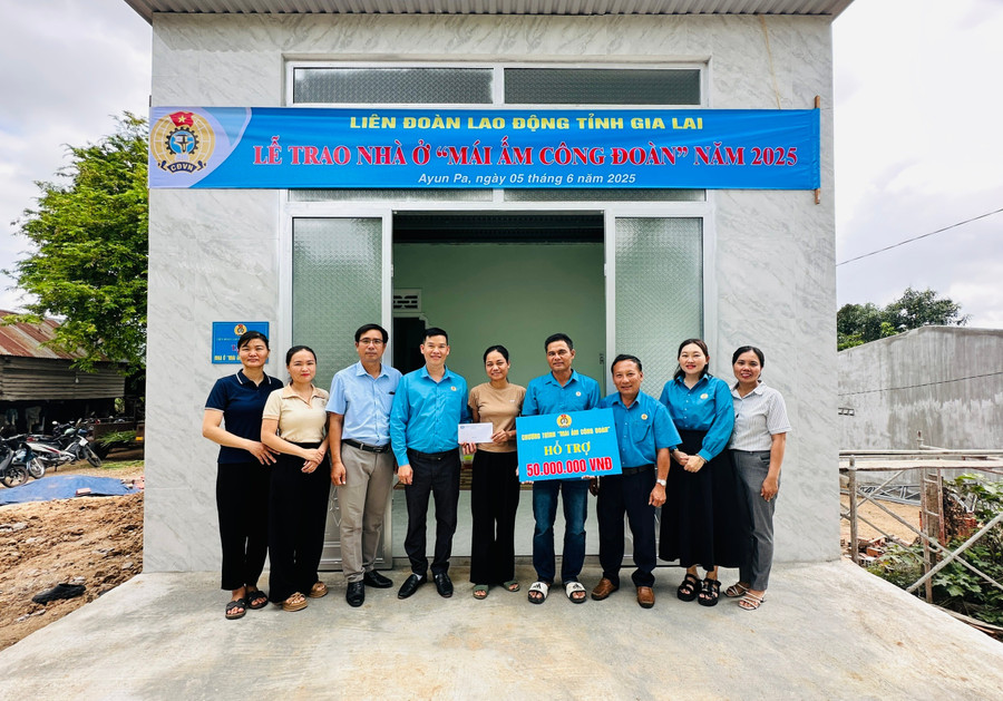 Liên đoàn Lao động thị xã Ayun Pa trao nhà cho gia đình anh Ksor Khin. Ảnh: Nguyễn Sang ban-giao-nha-mai-am-cong-doan-cho-gia-dinh-anh-ksor-khin.jpg